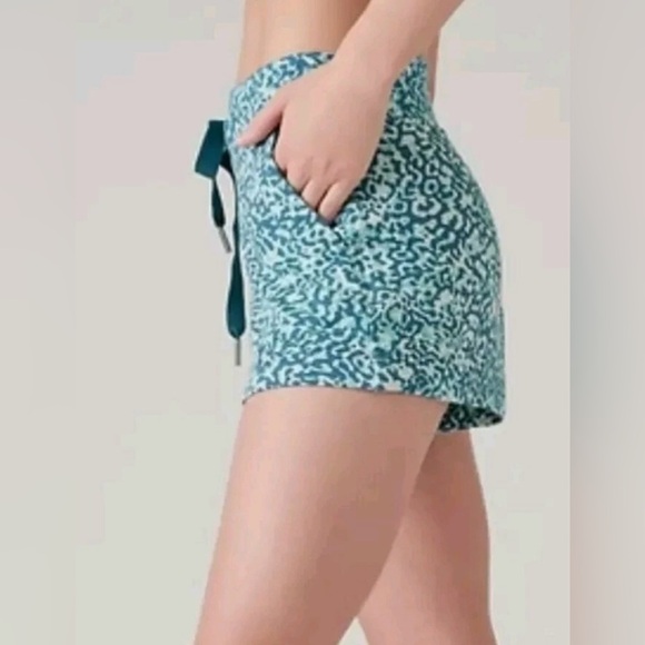Athleta Balance Clouded Leopard Teal Blue 4” Shortie Shorts Size M NWT - Picture 2 of 13